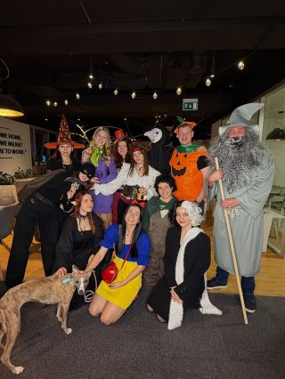Naše kancelář se proměnila v doupě příšer, superhrdinů a čarodějnic. 🎃👻 Kdo říká, že práce nemůže být zábava? My rozhodně...